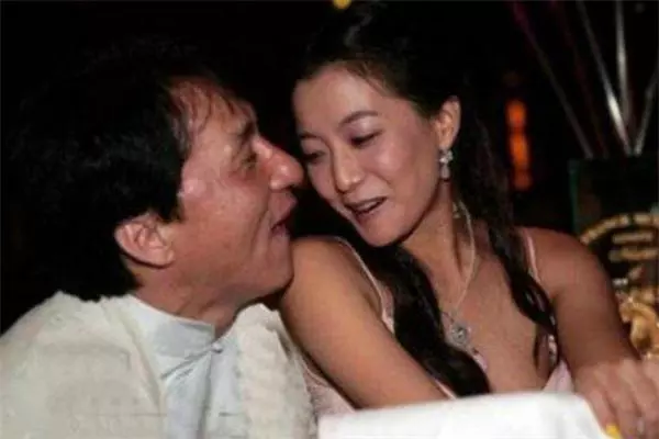 成龍抱過很多的女星:卻唯獨不敢對她伸咸豬手!手懸在半空!