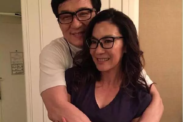成龍抱過很多的女星:卻唯獨不敢對她伸咸豬手!手懸在半空!