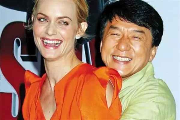 成龍抱過很多的女星:卻唯獨不敢對她伸咸豬手!手懸在半空!