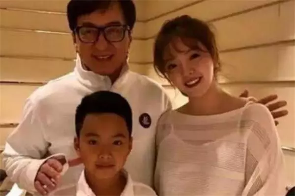 成龍抱過很多的女星:卻唯獨不敢對她伸咸豬手!手懸在半空!