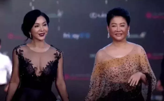身價超十億圈裡大姐大,曾與12個乾兒子傳緋聞,現53歲依舊冷艷!