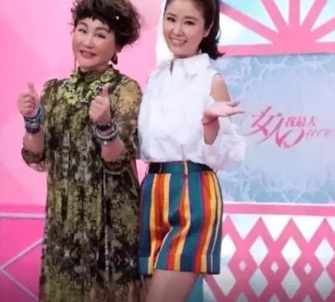 身價超十億圈裡大姐大,曾與12個乾兒子傳緋聞,現53歲依舊冷艷!