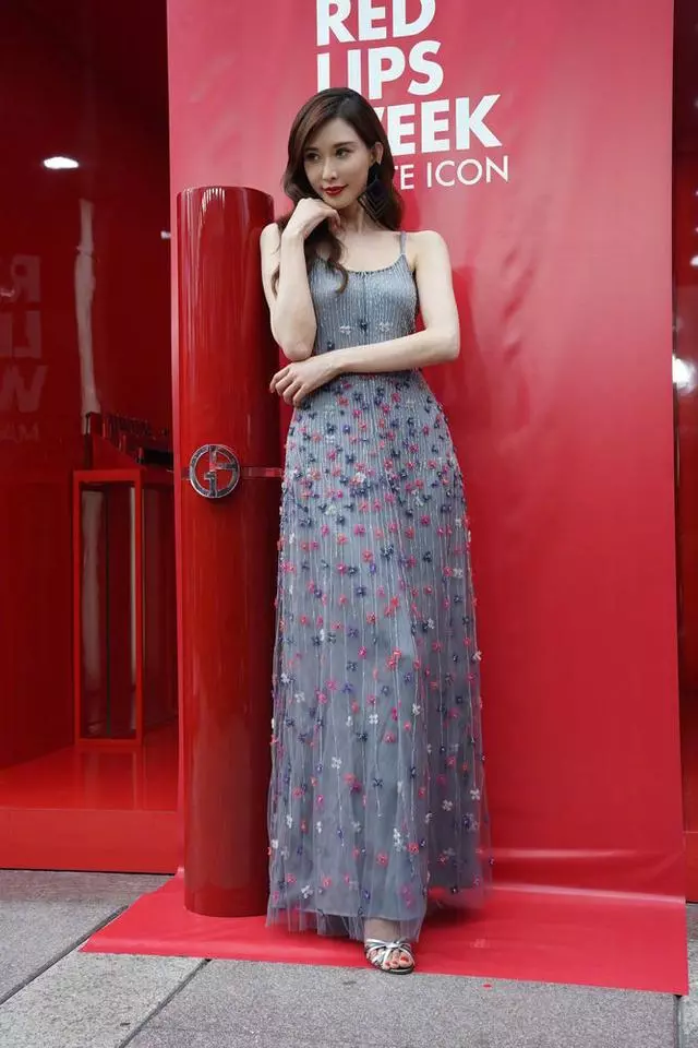 45歲林志玲婚後低調復工,清涼吊帶裙上陣,無修圖真實反映年齡,網友:相信她45歲了