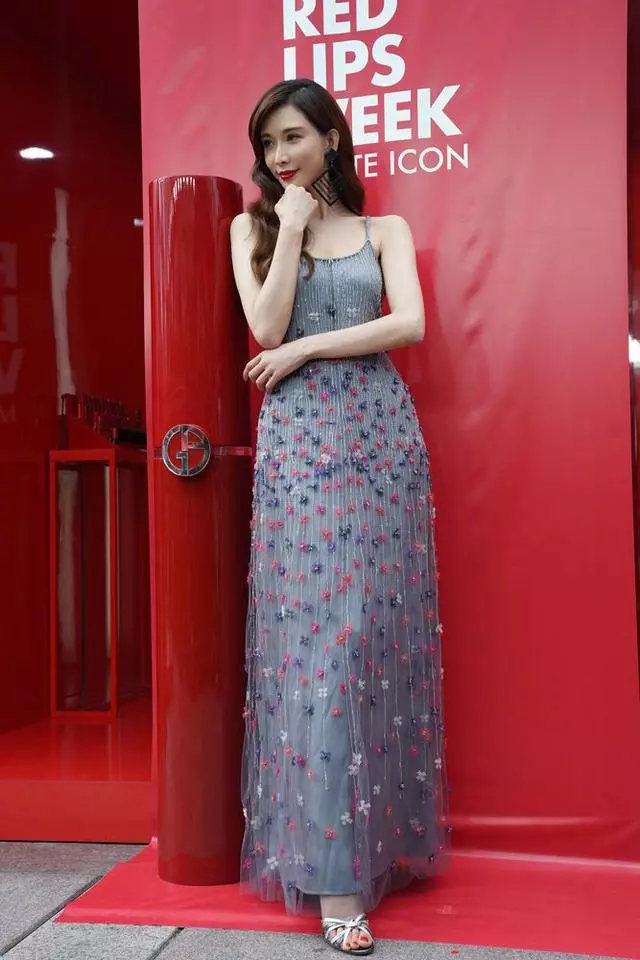 45歲林志玲婚後低調復工,清涼吊帶裙上陣,無修圖真實反映年齡,網友:相信她45歲了