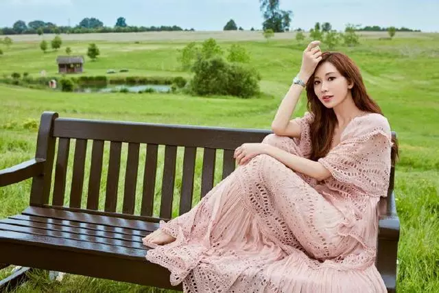 45歲林志玲婚後低調復工,清涼吊帶裙上陣,無修圖真實反映年齡,網友:相信她45歲了