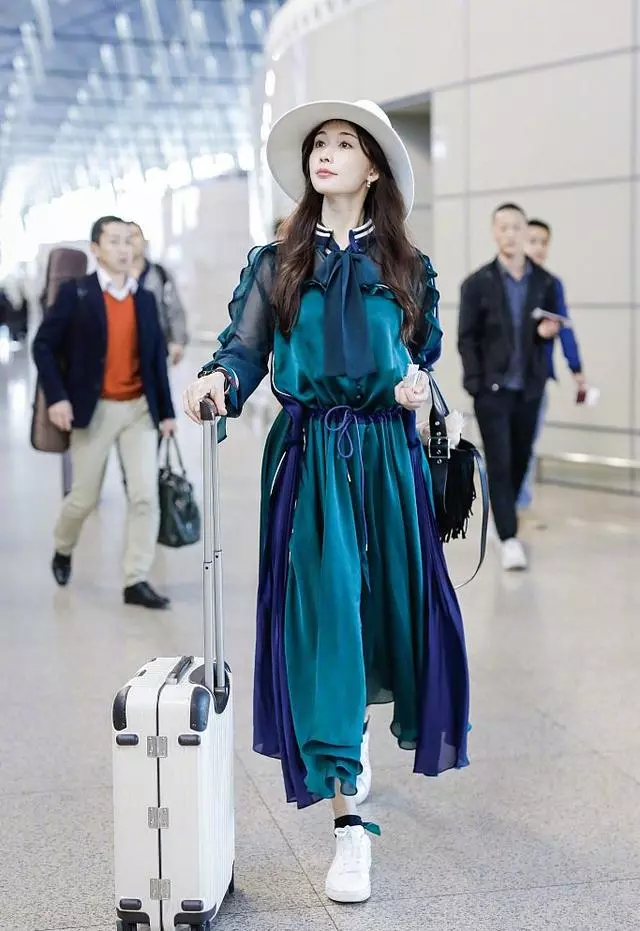 45歲林志玲婚後低調復工,清涼吊帶裙上陣,無修圖真實反映年齡,網友:相信她45歲了