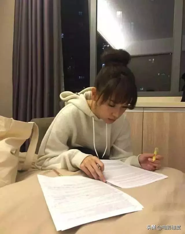 最美港姐消失影壇3年!「返校完成心理學碩士」,40歲「創立百萬珠寶品牌」成商界女強人!