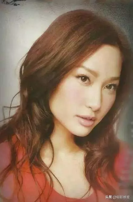 最美港姐消失影壇3年!「返校完成心理學碩士」,40歲「創立百萬珠寶品牌」成商界女強人!