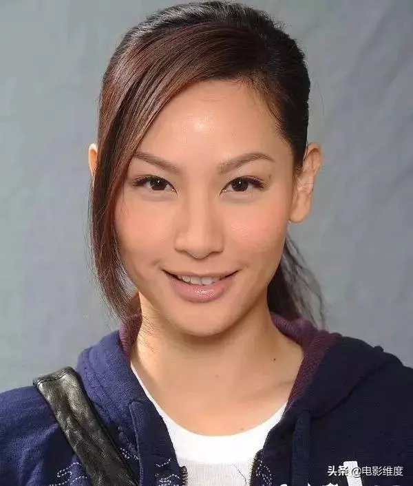 最美港姐消失影壇3年!「返校完成心理學碩士」,40歲「創立百萬珠寶品牌」成商界女強人!