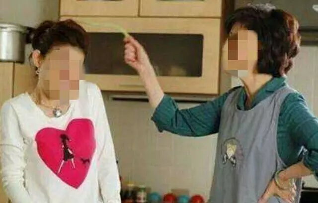 准婆婆給我家送土雞蛋,我媽請她吃土雞,吃完她說:退婚吧!