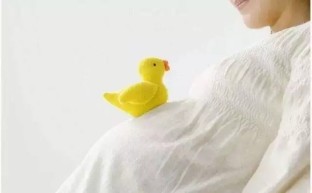婆婆摳門不讓兒媳剖腹產,兒媳冒險生出孩子後,婆婆追悔莫及