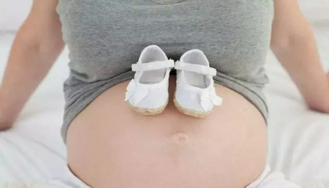婆婆摳門不讓兒媳剖腹產,兒媳冒險生出孩子後,婆婆追悔莫及