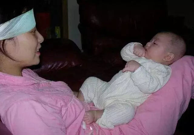 婆婆摳門不讓兒媳剖腹產,兒媳冒險生出孩子後,婆婆追悔莫及