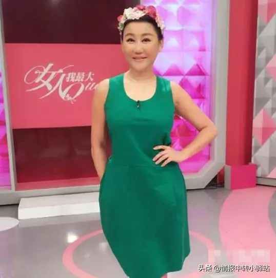 53歲的她用LV包給狗墊窩,愛馬仕當垃圾袋,在2003年身價就近10億