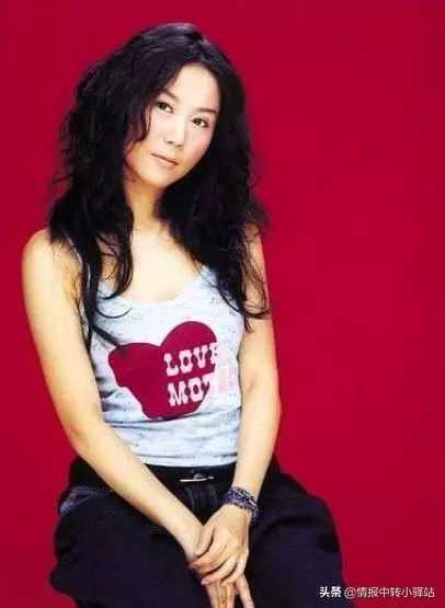53歲的她用LV包給狗墊窩,愛馬仕當垃圾袋,在2003年身價就近10億