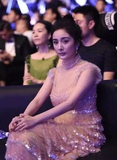楊冪為什麼只愛穿裙子,不愛穿褲子?看到照片後大家瞬間就明白了