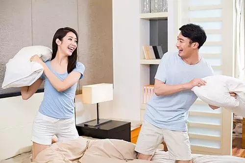 母親來照顧老婆坐月子,下班回來聞到菜香味,我怒送母親回了老家