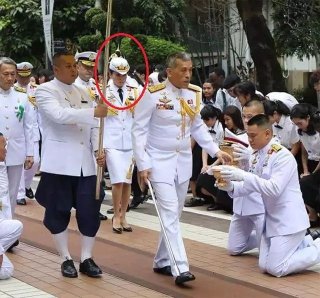 67歲泰國國王和王后夜騎,夫妻穿情侶小背心好拉風,生活愜意啊!