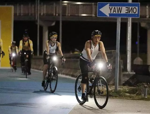 67歲泰國國王和王后夜騎,夫妻穿情侶小背心好拉風,生活愜意啊!