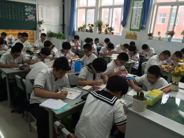 滿月酒當天媽給一萬,婆婆給兩百,老公說:媽,孩子跟老婆姓吧