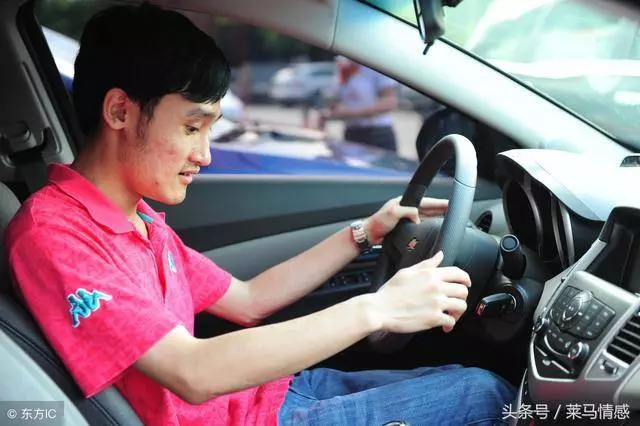 結婚時母親陪嫁我一輛車,婆婆讓我送給小姑子,我開心地笑了