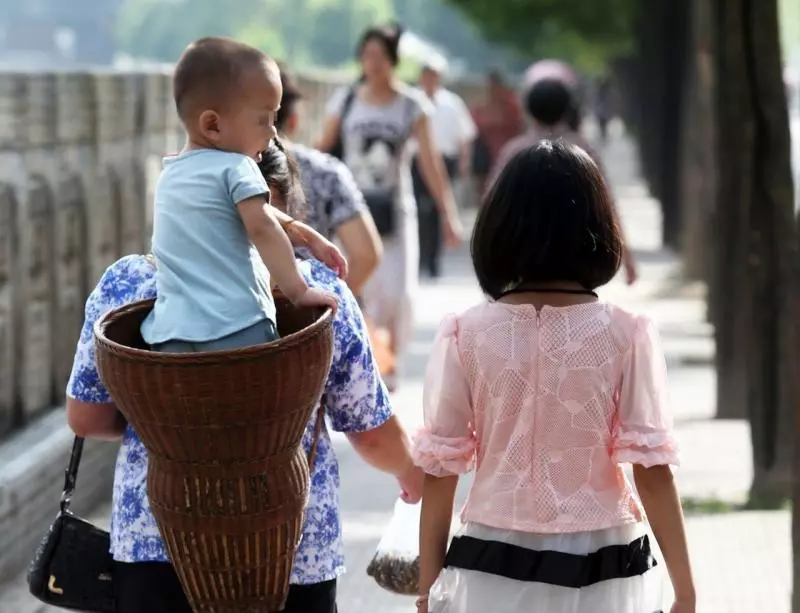 隔代教養沒有不好!研究發現:小孩「被阿公阿嬤帶大」最幸福,祖孫一起生活「好處比爸媽還多」!