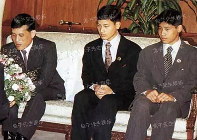 泰國國王4個兒子懇求回家,父親卻置之不理,王位爭鬥泯滅了親情!