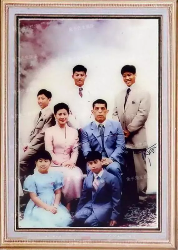 泰國國王4個兒子懇求回家,父親卻置之不理,王位爭鬥泯滅了親情!