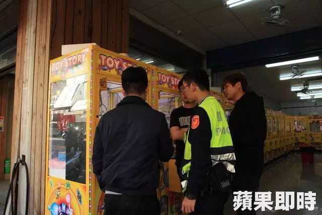 他夾娃娃「花10元就夾到1900元音響」超幸運!但下一秒「警察上手銬帶走」,這樣犯法了?!