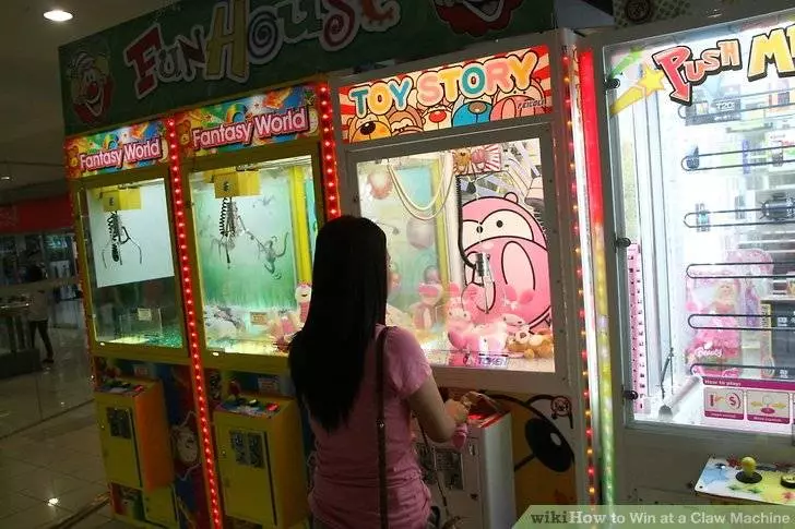 他夾娃娃「花10元就夾到1900元音響」超幸運!但下一秒「警察上手銬帶走」,這樣犯法了?!