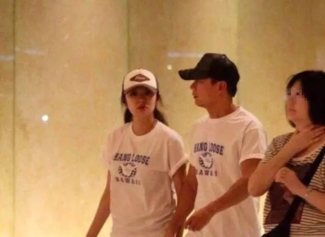 39歲安以軒「產後首露面」,牽手老公恩愛出行,「穿短褲露長細腿」超驚艷!