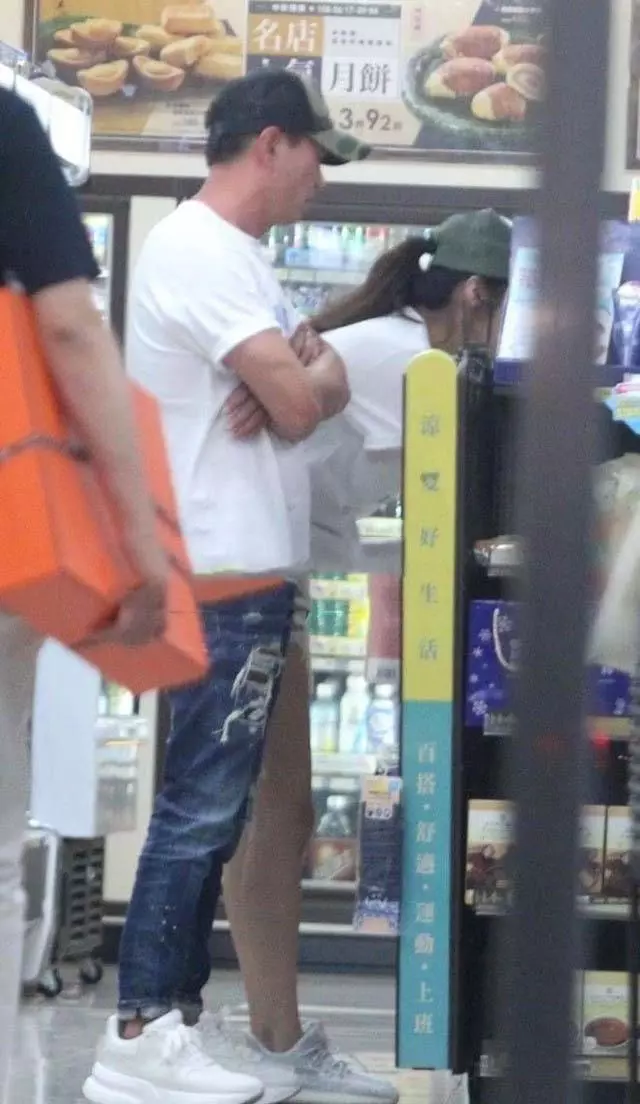 39歲安以軒「產後首露面」,牽手老公恩愛出行,「穿短褲露長細腿」超驚艷!