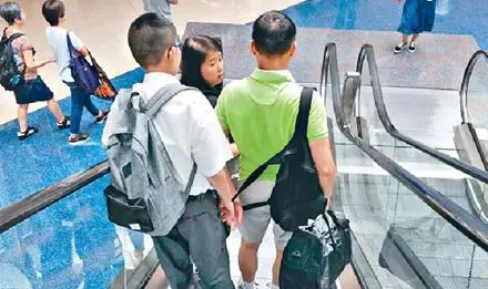 陳錦鴻接自閉症兒子放學,父子手牽手很溫馨