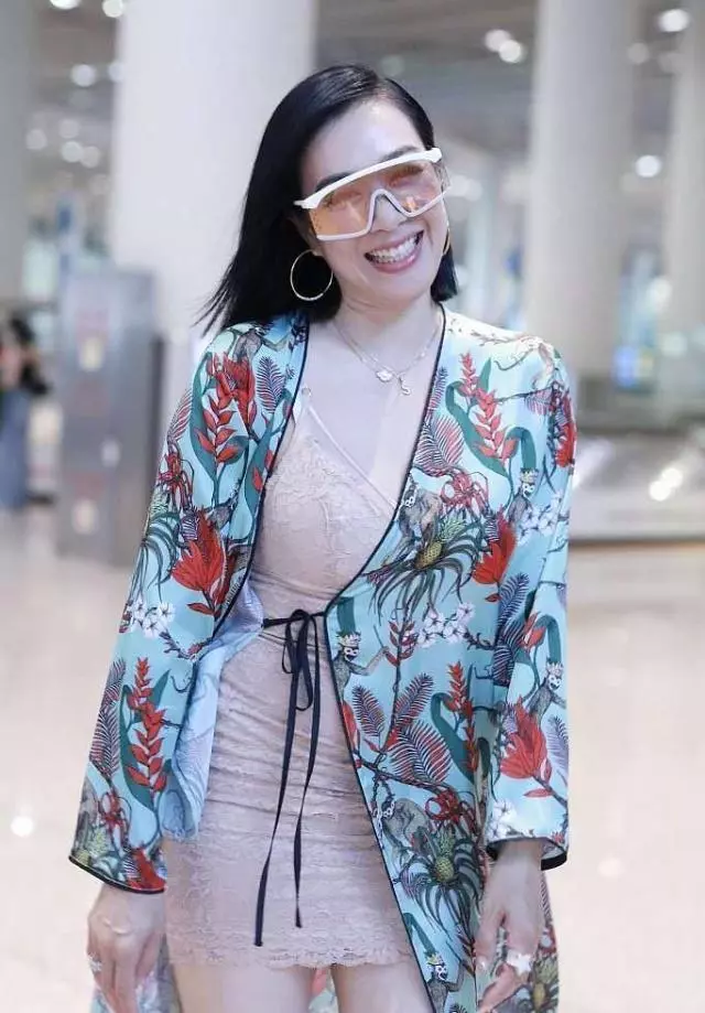 49歲鍾麗緹「新造型」驚艷全場 俏麗短髮搭「膚色連衣裙+印花睡袍」瞬間年輕20歲!
