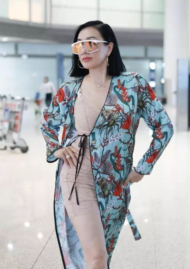 49歲鍾麗緹「新造型」驚艷全場 俏麗短髮搭「膚色連衣裙+印花睡袍」瞬間年輕20歲!