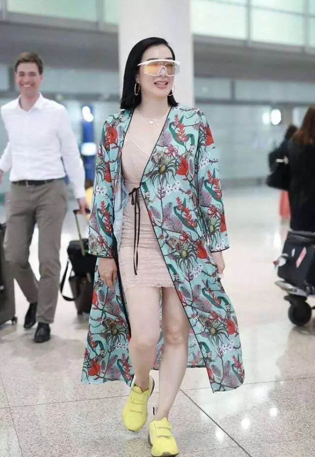 49歲鍾麗緹「新造型」驚艷全場 俏麗短髮搭「膚色連衣裙+印花睡袍」瞬間年輕20歲!