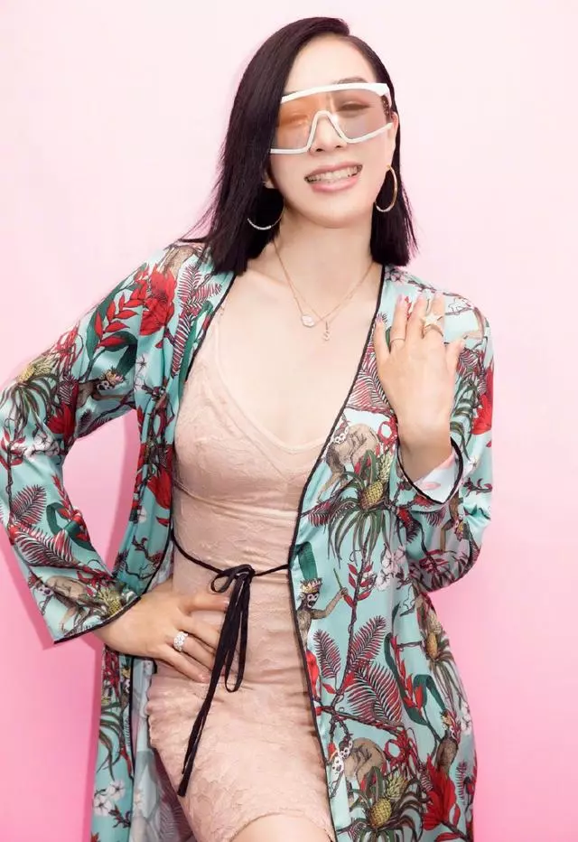 49歲鍾麗緹「新造型」驚艷全場 俏麗短髮搭「膚色連衣裙+印花睡袍」瞬間年輕20歲!
