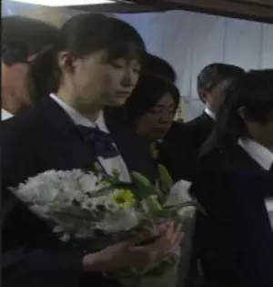 受邀參加高中女同學的婚禮,我們為了報復「全部穿喪服」出席….新郎知道真相後一切都毀了!