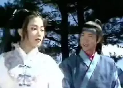 拍戲被踢暈,與母親決裂,當紅時癱瘓,如今仍孤單一人!