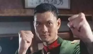拍戲被踢暈,與母親決裂,當紅時癱瘓,如今仍孤單一人!