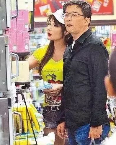 拍戲被踢暈,與母親決裂,當紅時癱瘓,如今仍孤單一人!