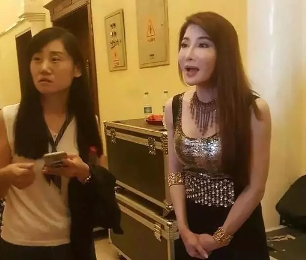 拍戲被踢暈,與母親決裂,當紅時癱瘓,如今仍孤單一人!