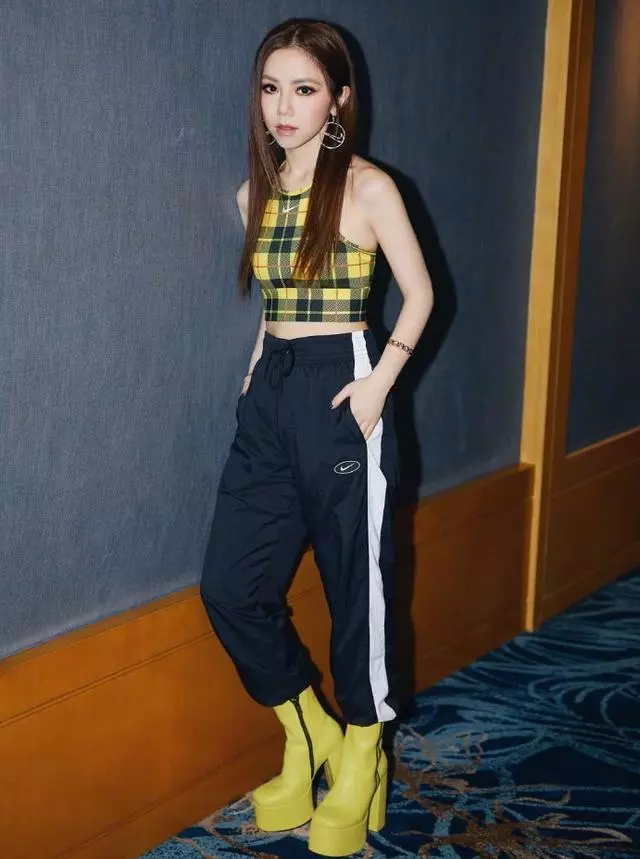 原來甩掉皮褲的鄧紫棋這麼美,「短T黑褲」清純似初戀,「漫畫腰」太搶鏡了!