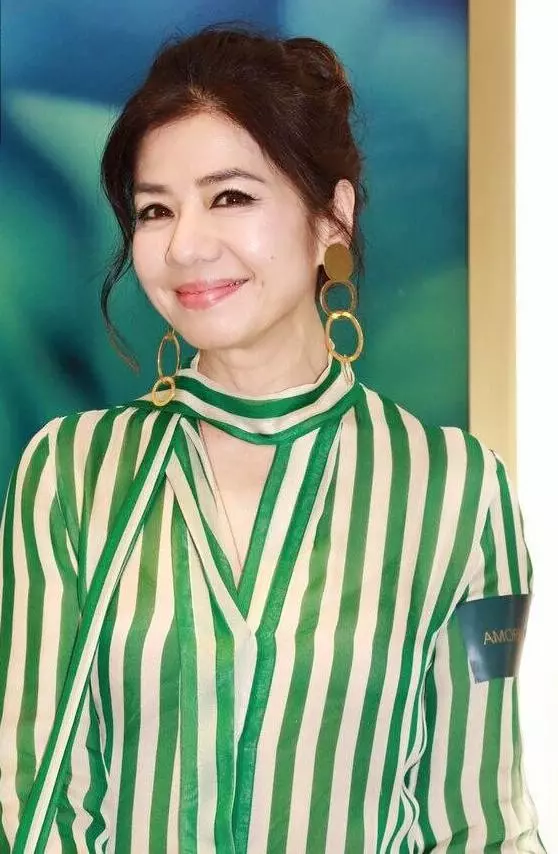 59歲鍾楚紅現身活動,「綠色連衣裙」優雅大氣,無懼「臉上皺紋」自帶貴婦感!