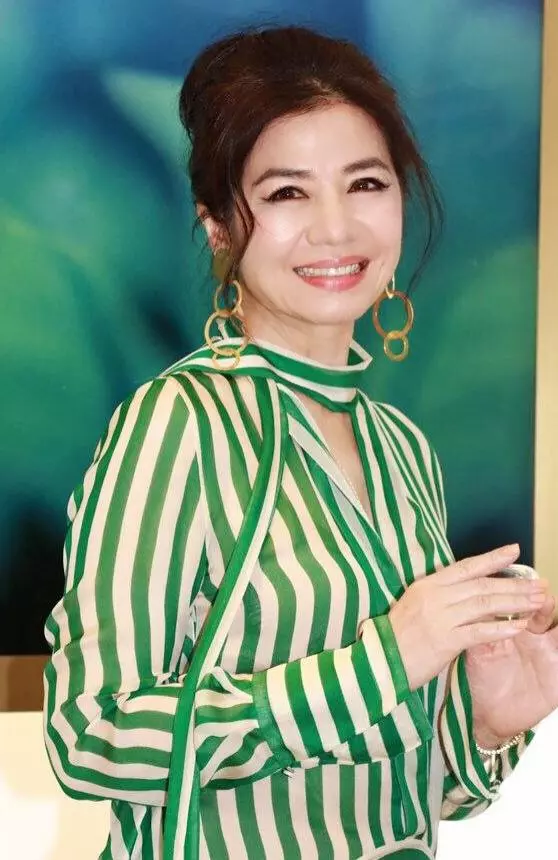 59歲鍾楚紅現身活動,「綠色連衣裙」優雅大氣,無懼「臉上皺紋」自帶貴婦感!