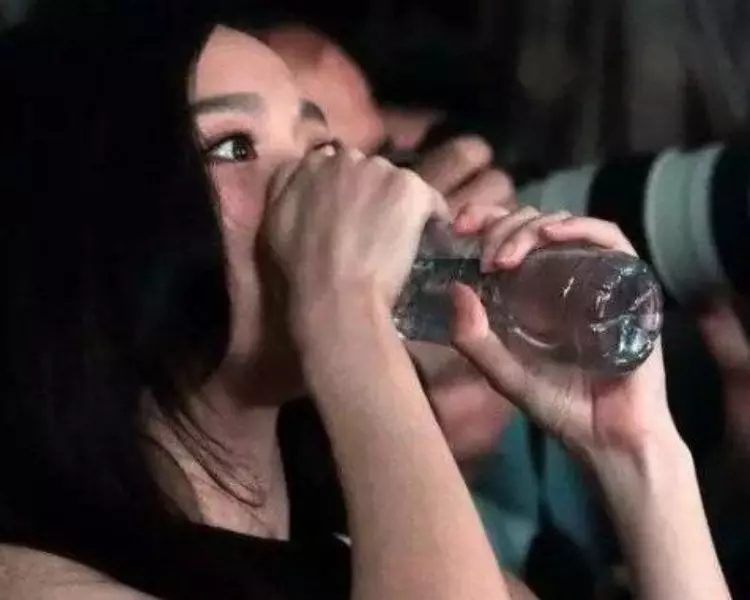 女星喝水防掉口紅,范冰冰伸舌頭喝,熱巴超淑女,趙麗穎最聰明!!