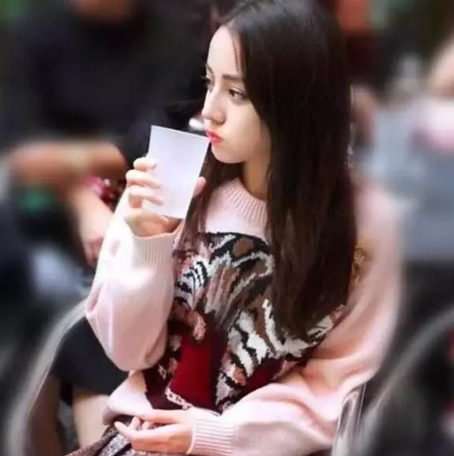 女星喝水防掉口紅,范冰冰伸舌頭喝,熱巴超淑女,趙麗穎最聰明!!