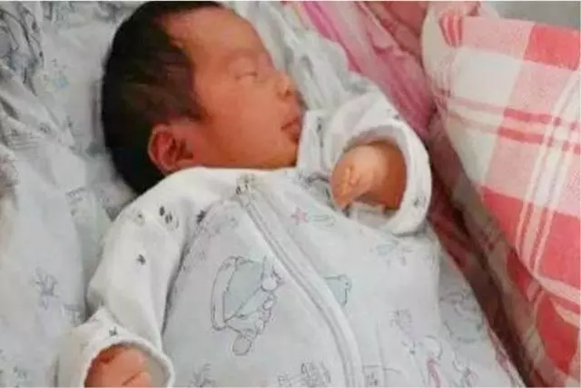 孩子一出生就沒有手指,媽媽懊悔不已,早知道就不那麼做了