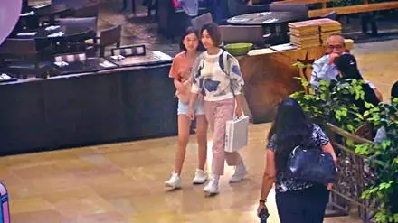 關詠荷素顏帶13歲女兒聚餐,愛女非常像爸爸張家輝