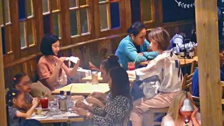 關詠荷素顏帶13歲女兒聚餐,愛女非常像爸爸張家輝